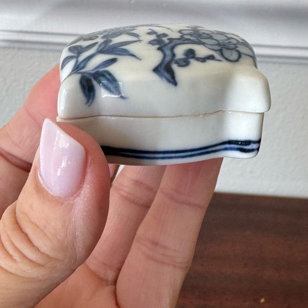 Vintage Blue & White Porcelain Trinket Box – Handpainted Asian Floral Design - Picture 5 of 6